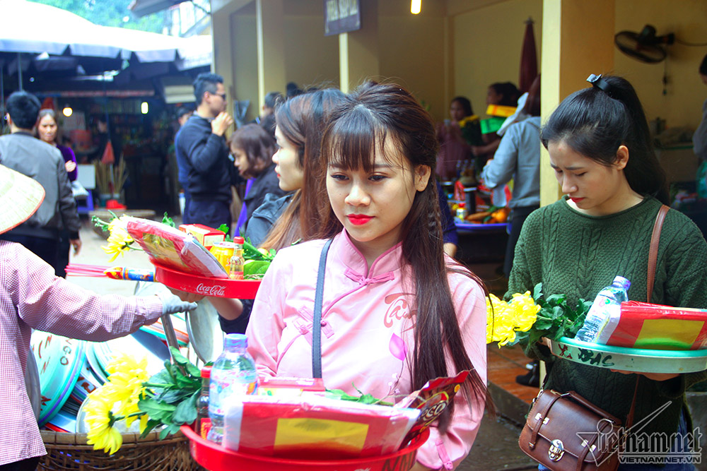 Vàng mã đốt nghi ngút, tiền lẻ rải kín phủ Tây Hồ rằm tháng Giêng